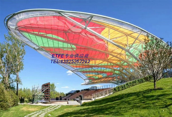 商店建筑外部采用膜結(jié)構(gòu)設(shè)計是一種現(xiàn)代且創(chuàng)意的建筑手法